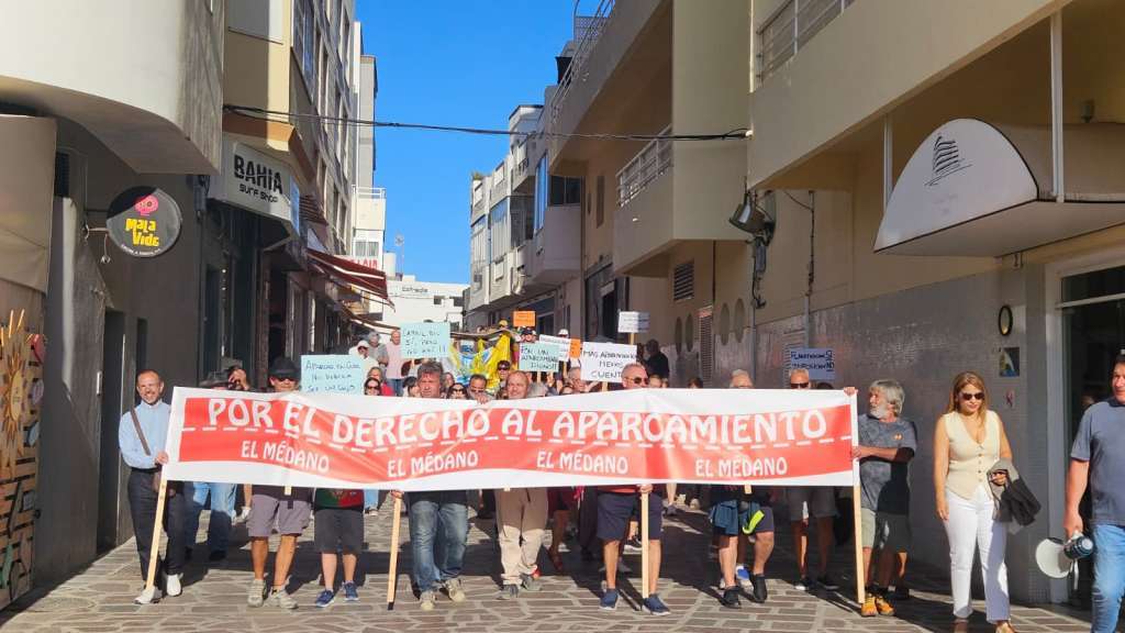 La manifestación, convocada este viernes, recorrió desde la Plaza Roja hasta la Plaza Principal del núcleo costero de Granadilla de Abona